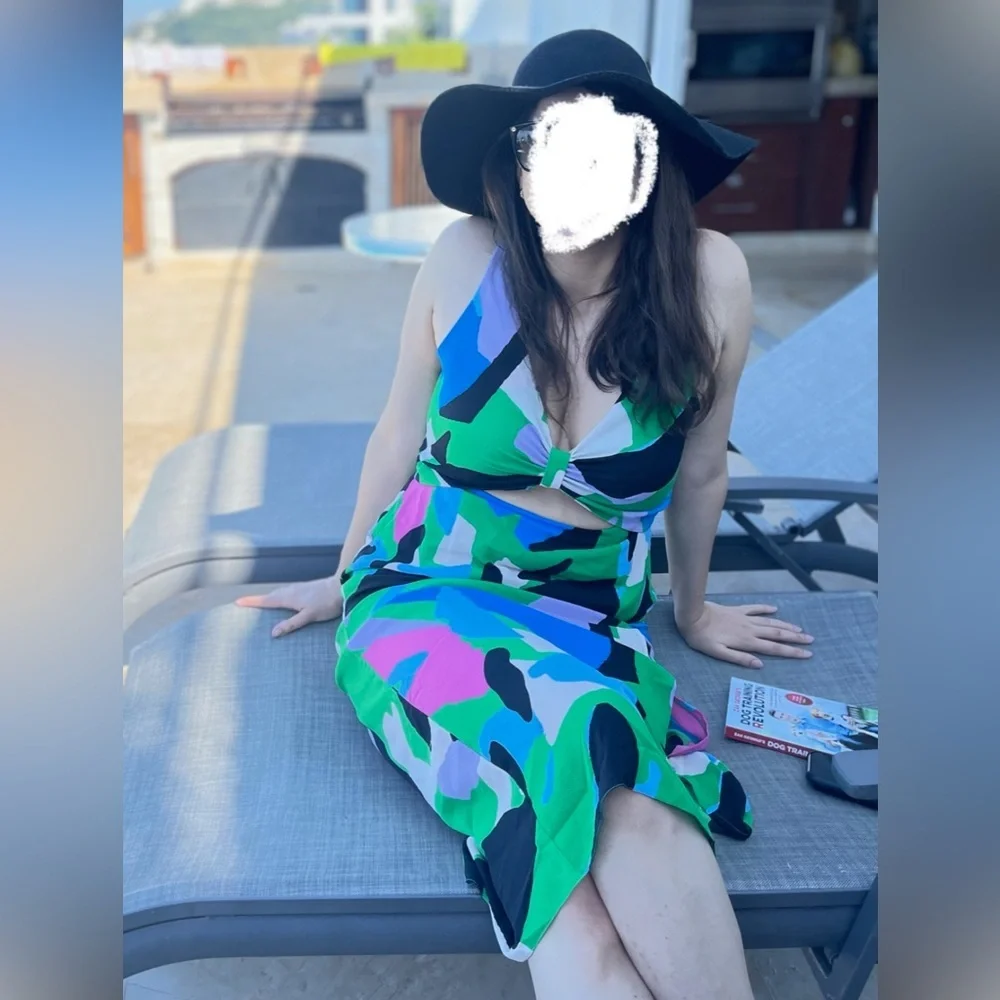 Stunning cut out dress with knot front and leg slit in bright abstract print - Picture 2 of 8